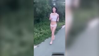 19岁反差学生妹户外羞耻露出兴奋刺激