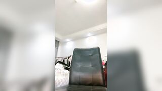 吊带黑丝骚骚淫声荡语撩骚互动掰穴扣逼道具自慰