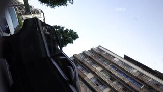 步行街跟踪抄底穿大T恤的美少妇和男友逛街的JK美女