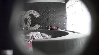把单位里的年轻长发妹子搞到手在酒店里约会做爱_