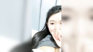 大二学生妹美女宿舍玩诱惑
