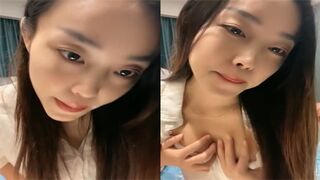 成都美女疫情失业下海直播尺度越来越大了这个月才开始直播的新人露点的时候遮遮掩掩