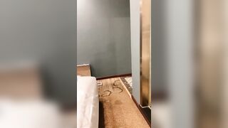 成都美女疫情失业下海直播尺度越来越大了这个月才开始直播的新人露点的时候遮遮掩掩
