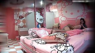 抱着时尚性感美女在可爱风格的酒店里爱抚享受_