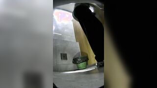 厕拍潜入酒吧开着小电筒偷拍坐台小姐姐